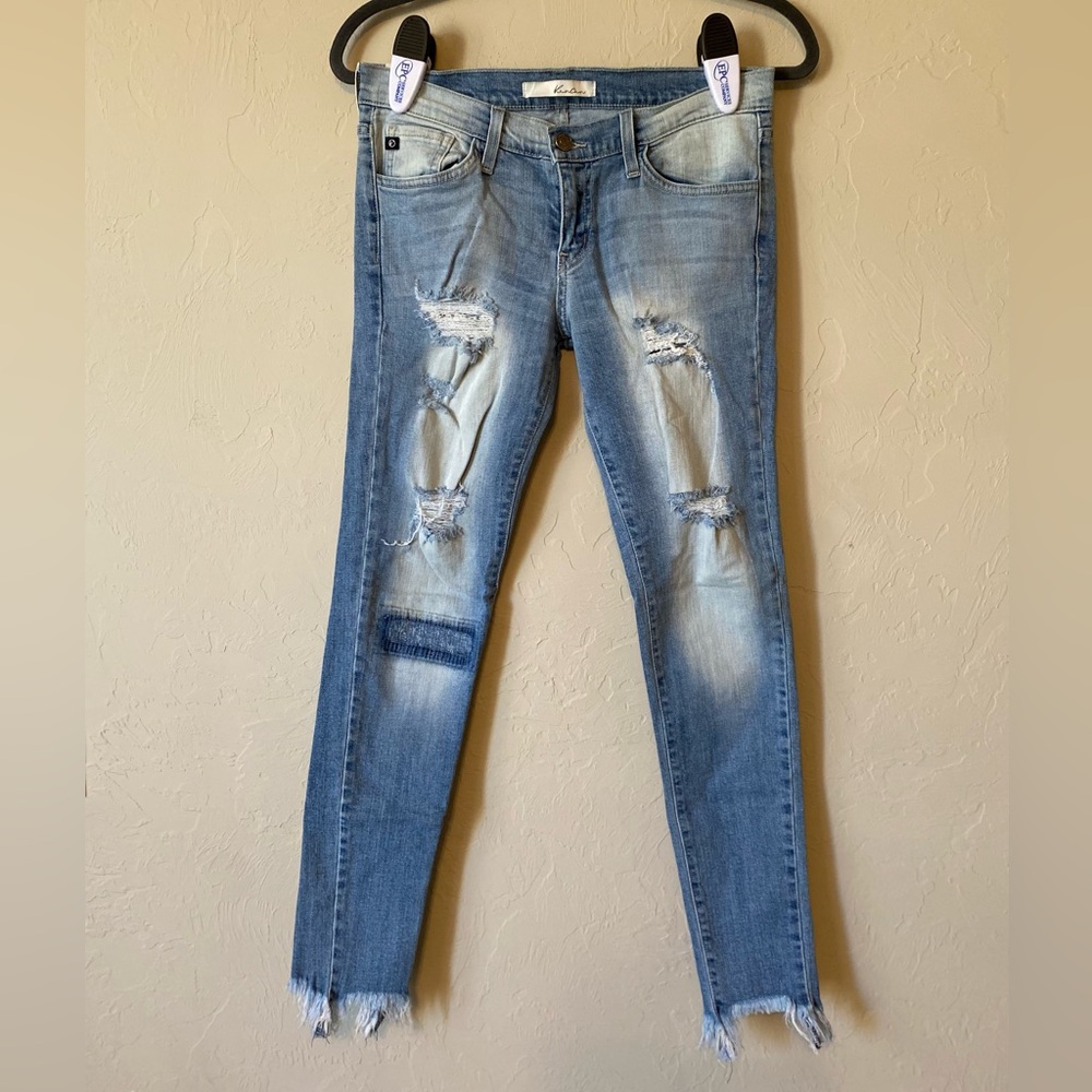 Kancan distressed light wash frayed ankle skinny jeans 26